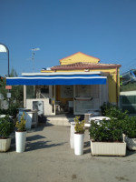 Vanni's Cafe outside