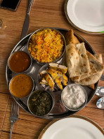 India's Oven At Wilshire food