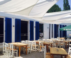 Pyrsos Restaurant inside