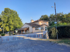 Auberge Du Moulin outside
