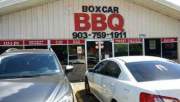 Boxcar B Que outside