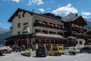 Restaurant Hotel Alpina outside