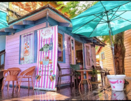 Rolly Polly Ice Cream Shop inside