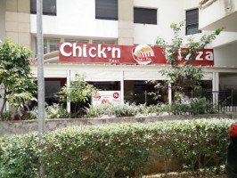 Chick'n Pizza outside