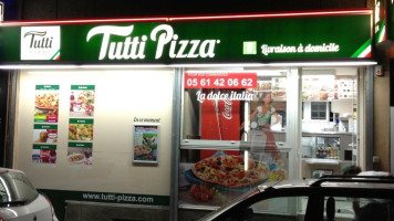 Tutti Pizza Charles De Fitte food