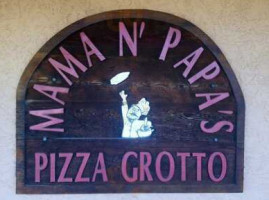 Mama 'n Papa 's Pizza Grotto inside