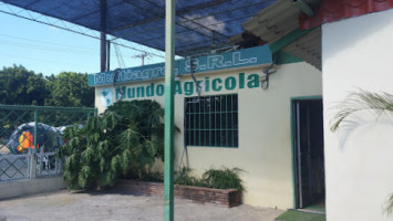 Mundo Agricola outside