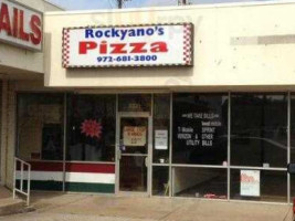 Rockyano's Pizza outside