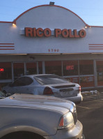 Rico Pollo outside