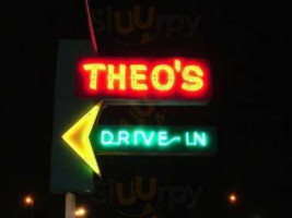 Theo's Drive-in inside