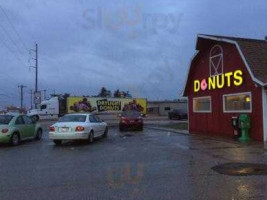 62 Hwy Daylight Donuts Delivery outside