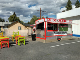 Tacos Reynoso outside