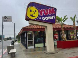 Yum Yum Donuts outside