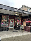Nuflours Bakery outside