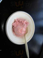 Izzy's Frozen Yogurt Ice Cream food
