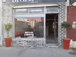 La Casa Del Pizza outside