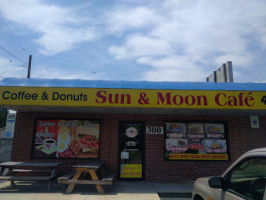 Sun Moon Cafe outside