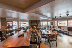 The Village Inn Restaurant - Balboa Island inside