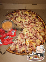 La Pizza De La Familia food