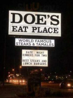 Doe's Eat Place outside
