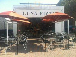Luna Pizza outside