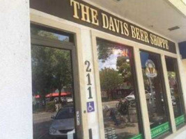 The Davis Beer Shoppe outside