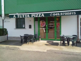 A Tutta Pizza inside