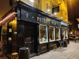 Peter's Pub outside