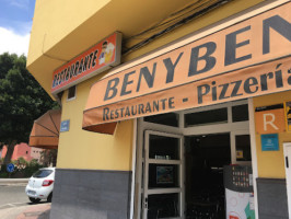 Pizzeria Benyben outside