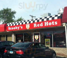 Scooby's Red Hots outside
