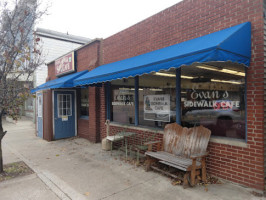 Evan's Sidewalk Cafe outside
