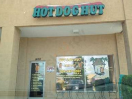 Hot Dog Hut outside