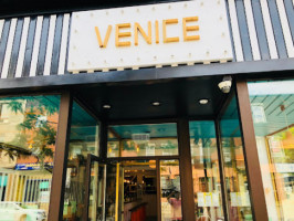 Venice Mtl Saint Henri outside