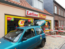 Latina Pizza outside