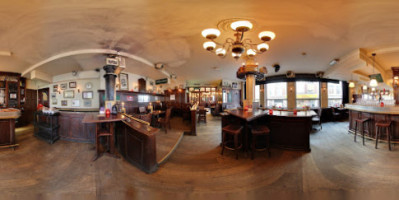 Café Leopold inside