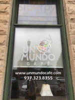 Un Mundo Cafe outside