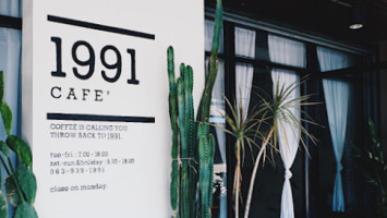 1991 Cafe’ outside