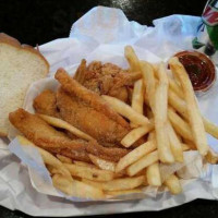 Louie Wingz And Catfish food