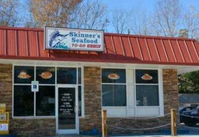 Skinner's Seafood To Go outside