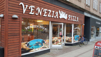 Venezia Pizza outside