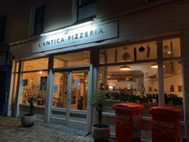 L'antica Pizzeria inside