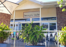 Bennys cafe outside