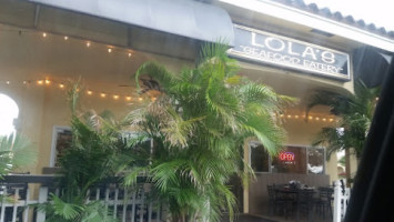 Lola's Seafood Eatery outside