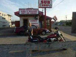 Tommy's Sub Shop outside