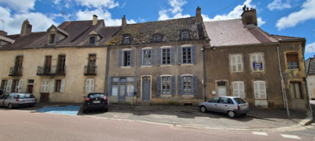 Hostellerie De La Tour D'auxois outside
