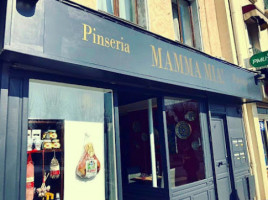 Mamma Mia Pinseria inside