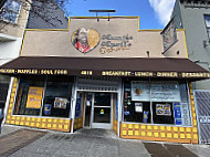 Auntie April's Chicken, Waffles, Soul Food outside