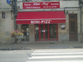 Mini Pizz' outside