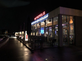 Metropolis Bar- Restaurante inside