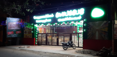 Velumanickam Food Court Koyambedu Pazhamudir Nilayam inside